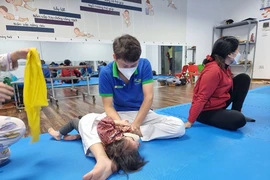 Anh Đạt luyện tập kéo giãn nhằm gia tăng tầm vận động khớp cho con gái tôi.