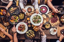 Vì sao 1 số người bị ợ nóng, nổi mụn, nhiệt miệng sau khi ăn thực phẩm?