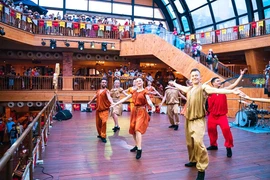 Du khách xem minishow và trải nghiệm sản phẩm mới tại Bà Nà Hills.