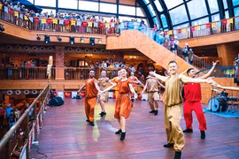 Du khách xem minishow và trải nghiệm sản phẩm mới tại Bà Nà Hills.