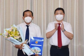 Bác sĩ Nguyễn Anh Dũng (bên trái) nhận quyết định bổ nhiệm mới.