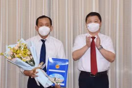 Bác sĩ Nguyễn Anh Dũng (bên trái) nhận quyết định bổ nhiệm mới.