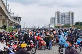 Cứu dân trong cơn túng quẫn