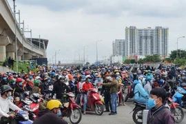 Cứu dân trong cơn túng quẫn