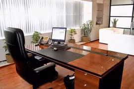 Bàn làm việc nên cách xa tủ điện