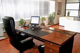 Bàn làm việc nên cách xa tủ điện