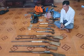 Bùi Văn Miên cùng tang vật tại nơi ở.