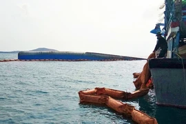 Hút thành công 2.000 lít dầu tàu chìm ở biển Mũi Né