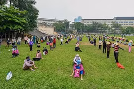 Xếp hàng hơn nửa km chờ lấy gạo ATM