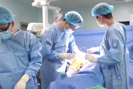 “Thước ngắm phẫu thuật” độc quyền “made in Vietnam” nâng độ chính xác của phẫu thuật khớp gối lên đến hơn 98%
