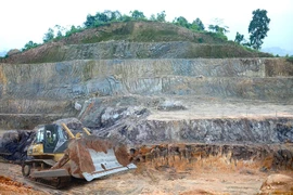 Công ty CP Tập đoàn Hóa chất Đức Giang đổ thải không đúng nơi quy định