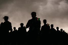 Quân đội Afghanistan hỗn loạn tháo chạy sang các nước láng giềng