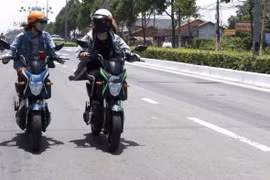 Ắc quy trên xe máy điện YADEA đi được bao xa trong một lần sạc?