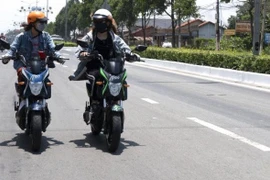 Ắc quy trên xe máy điện YADEA đi được bao xa trong một lần sạc?