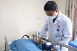 Dập nát 2 bàn tay phải cắt cụt chỉ vì pháo nổ