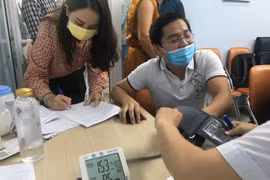 Khám trước khi chích ngừa, huyết áp đột ngột tăng cao