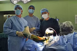 Ứng dụng robot thay khớp: Tránh đau, giảm tai biến