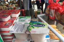 Nguy cơ ngộ độc khi mua sữa chua không lạnh