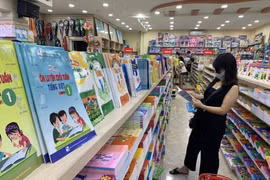 Sách bổ trợ núp bóng SGK: Ai dung túng?