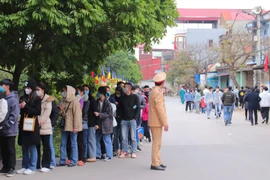 Du khách ùn ùn đổ về chùa Phật Tích, xếp hàng dài gần 1 km