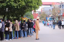 Du khách ùn ùn đổ về chùa Phật Tích, xếp hàng dài gần 1 km