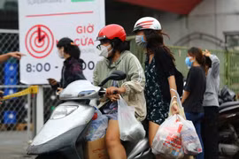 Người dân TP.HCM vội vã đi mua thực phẩm dự trữ