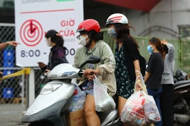 Người dân TP.HCM vội vã đi mua thực phẩm dự trữ