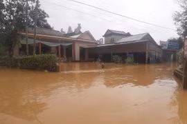 Quảng Bình: Nước lũ lên nhanh, 4 huyện bị chia cắt, ngập gần 35 nghìn ngôi nhà