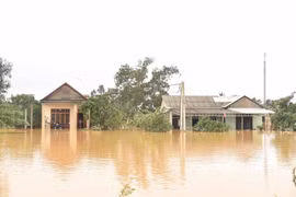 Đang ngập tứ bề, miền Trung lại sắp đón bão có cường độ kinh khủng?