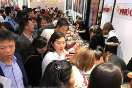 Đồng loạt tăng mạnh, giá vàng trong nước vượt 42 triệu đồng mỗi lượng