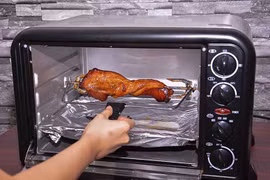 Lò nướng toả ra khói khi chế biến thức ăn