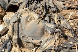 Bức tượng Phật cổ 1.500 năm tuổi bị vứt ngoài… bãi rác