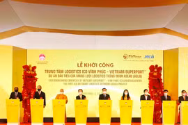 Chủ tịch Quốc hội Vương Đình Huệ cùng các vị đại biểu bấm nút khởi công Trung tâm Logistics ICD Vĩnh Phúc.