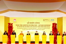 Chủ tịch Quốc hội Vương Đình Huệ cùng các vị đại biểu bấm nút khởi công Trung tâm Logistics ICD Vĩnh Phúc.