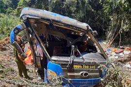 Cận cảnh hiện trường xe khách lao xuống vực khiến ít nhất 5 người chết