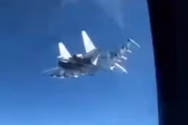 Bị Su- 35 Nga bay sát sạt, phi công Mỹ hoảng hốt giữ máy bay khỏi rơi