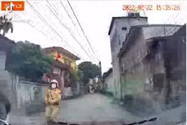 Tài xế lùi xe nhanh như bay chạy trốn CSGT (ảnh cắt từ clip).