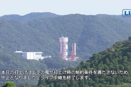 Do thời tiết không thuận lợi nên cơ quan này đã hoãn lịch phóng tên lửa Epsilon số 5 mang theo vệ tinh NanoDragon cùng với 8 vệ tinh khác của Nhật Bản vào vũ trụ sáng 7/10.