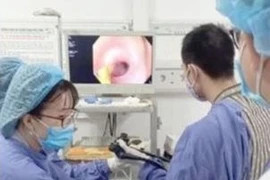 Xương cá 6cm đâm tá tràng