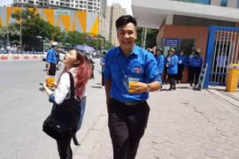 Thi THPT QG 2019: Màu áo xanh tình nguyện dịu mát ngày thi