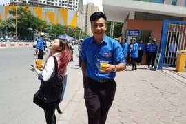 Thi THPT QG 2019: Màu áo xanh tình nguyện dịu mát ngày thi