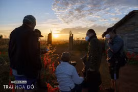 Choáng ngợp với bối cảnh triệu đô trong “Trại Hoa Đỏ” của Victor Vũ