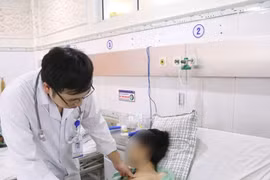 Cứu bệnh nhân đứt dây chằng đỉnh phổi vì đau tức ngực