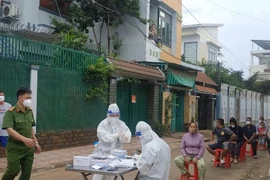 Lực lượng y tế tỉnh Đắk Lắk xét nghiệm Covid-19 cho người dân.