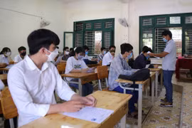 Thay 236 cán bộ coi thi vì tiếp xúc với bệnh nhân Covid-19