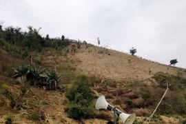 Cõng... loa lên núi cùng người dân phòng chống dịch Covid