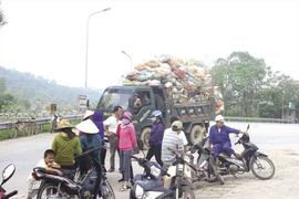 Làm gì để người dân không còn phải chặn xe chở rác?