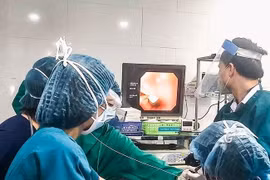 Bệnh viện Đa khoa Gia Đình (TP Đà Nẵng) thực hiện nội soi gắp dị vật là mặt nhẫn ra khỏi dạ dày của bé 16 tháng tuổi.