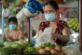 Nhiều chợ ở TP.HCM đóng cửa khiến giá rau tăng cao, hàng thịt ế ẩm