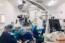 Lột toàn bộ da đầu do tóc quấn vào máy sắt